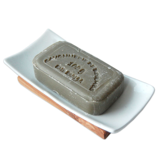 Porzellan-Seifenablage mit Sockel aus Olivenholz.