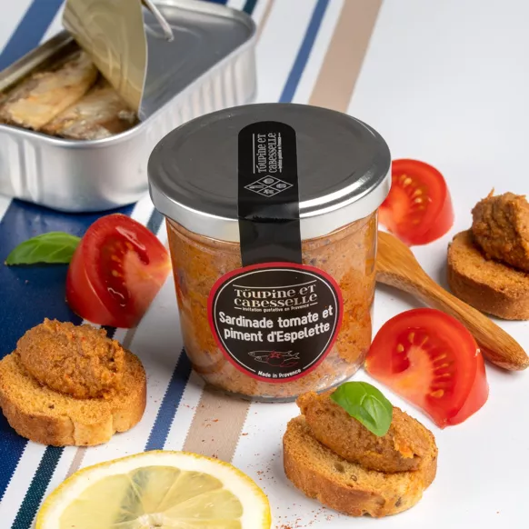 Sardinade mit Tomaten und Piment d'Espelette